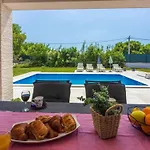 Three Bedroom With Swiming Pool Villa *