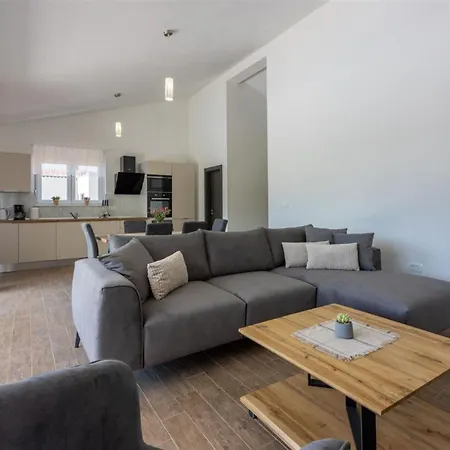 Three Bedroom With Swiming Pool فيلة *