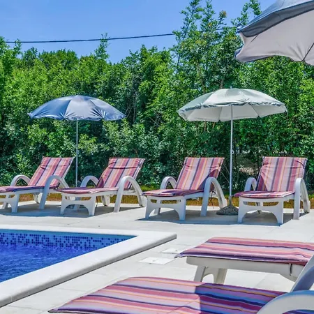 Three Bedroom With Swiming Pool فيلة