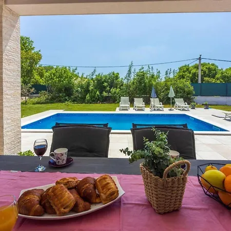 Three Bedroom With Swiming Pool فيلة *