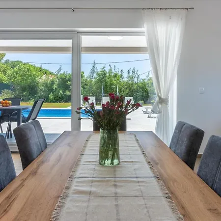 Three Bedroom With Swiming Pool Villa *