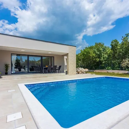 Three Bedroom With Swiming Pool Villa *