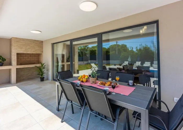 Three Bedroom With Swiming Pool Villa Raša