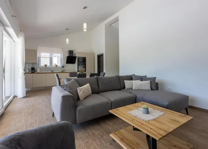 Three Bedroom With Swiming Pool Villa *