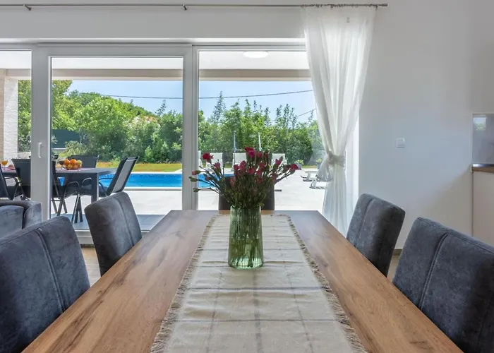 Three Bedroom With Swiming Pool Villa *