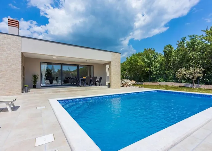 Three Bedroom With Swiming Pool Villa *