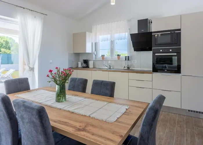 Three Bedroom With Swiming Pool Raša