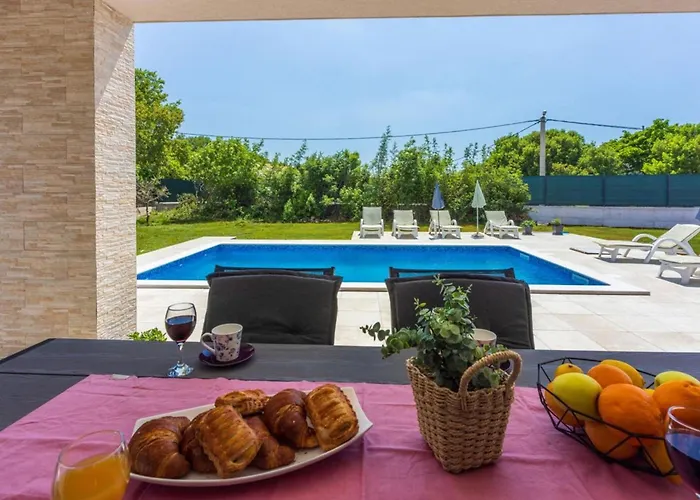 Three Bedroom With Swiming Pool Villa *